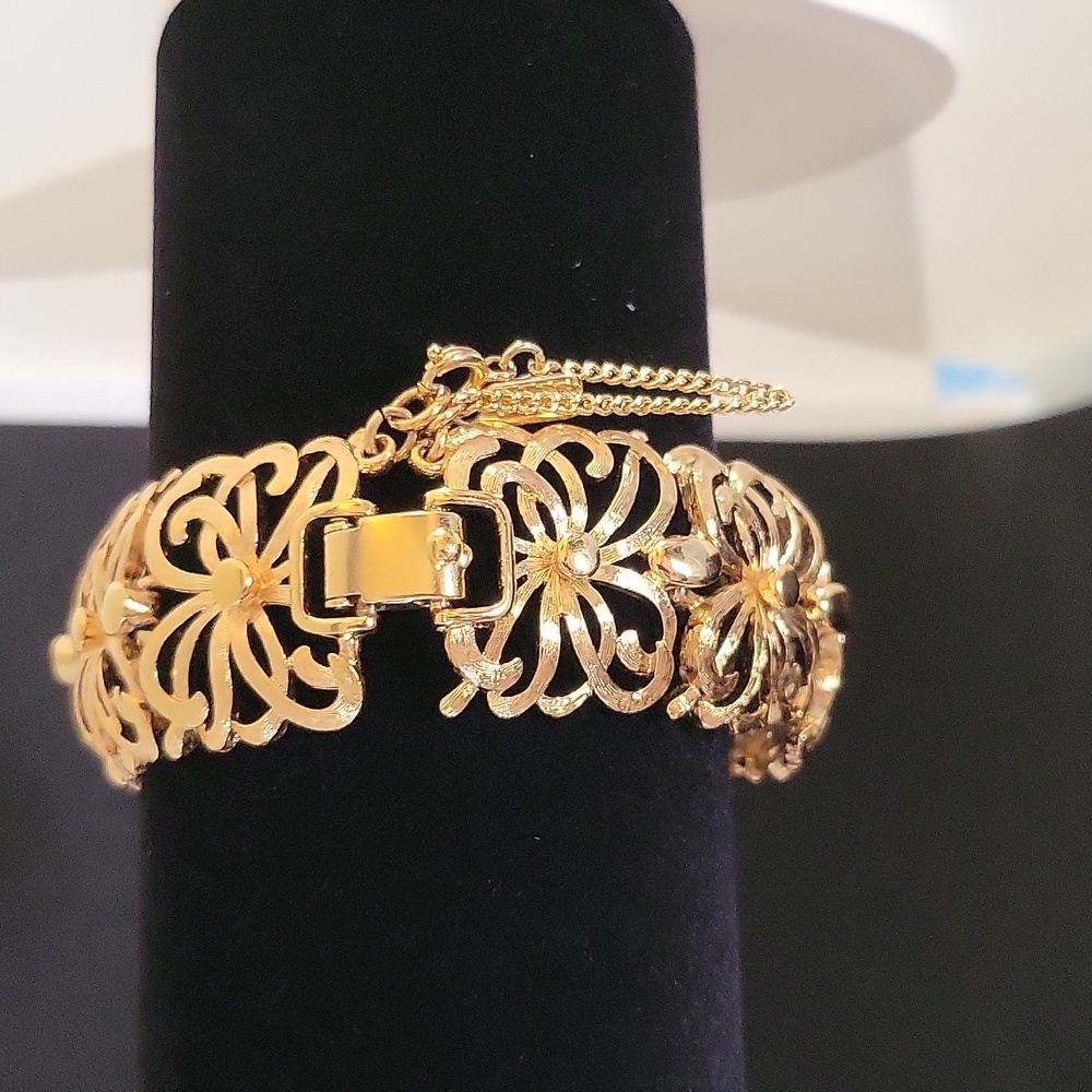 MONET GOLD TONE SCROLL 1" WIDE LINK FLOWER BRACELET - Picture 3 of 9